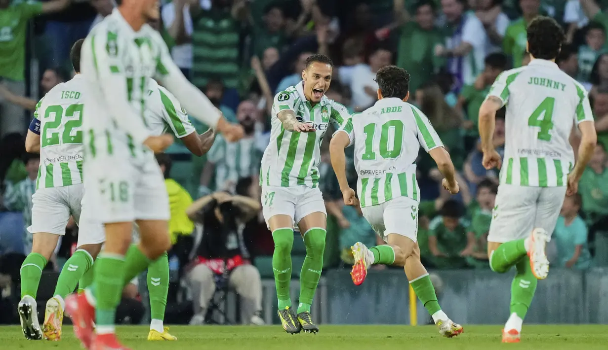 Pemain Real Betis, Antony (tengah kiri) ikut merayakan gol yang dicetak oleh Abde Ezzalzouli (tengah kanan) ke gawang Fiorentina dalam laga leg 1 semifinal Conference League 2024/2025 di Benito Villamarin Stadium, Sevilla, Spanyol, Kamis (01/05/2025) waktu setempat. (AP Photo/Jose Breton)