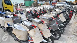 Sejumlah sepeda motor sebelum didistribusikan melalui Pelabuhan Sunda Kelapa Jakarta, Senin (9/1). Asosiasi Industri Sepeda Motor Indonesia (AISI) memprediksi penjualan motor pada 2017 masih akan cenderung stagnan. (Liputan6.com/Angga Yuniar)