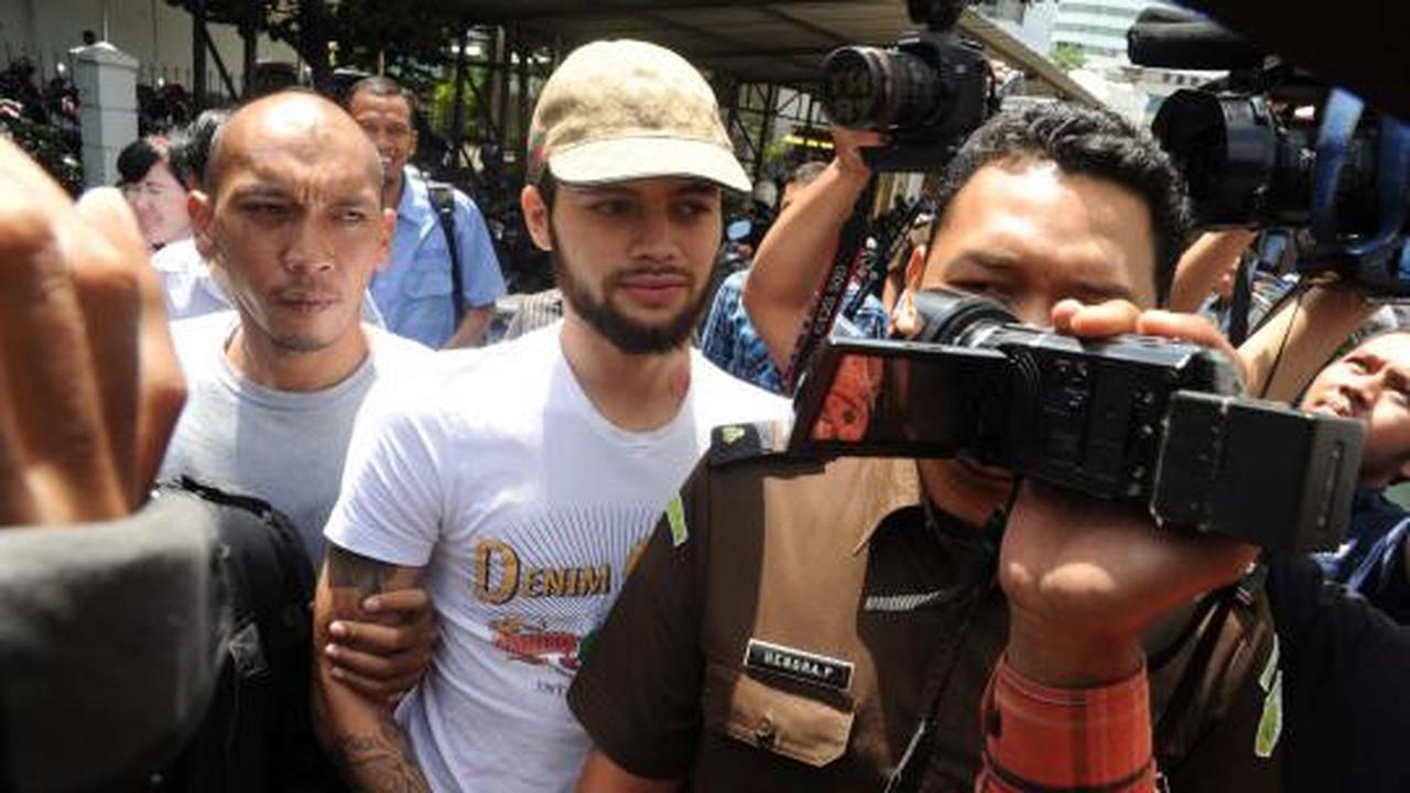 Tangan diborgol, Diego Michiels tiba di Kejari Jakpus