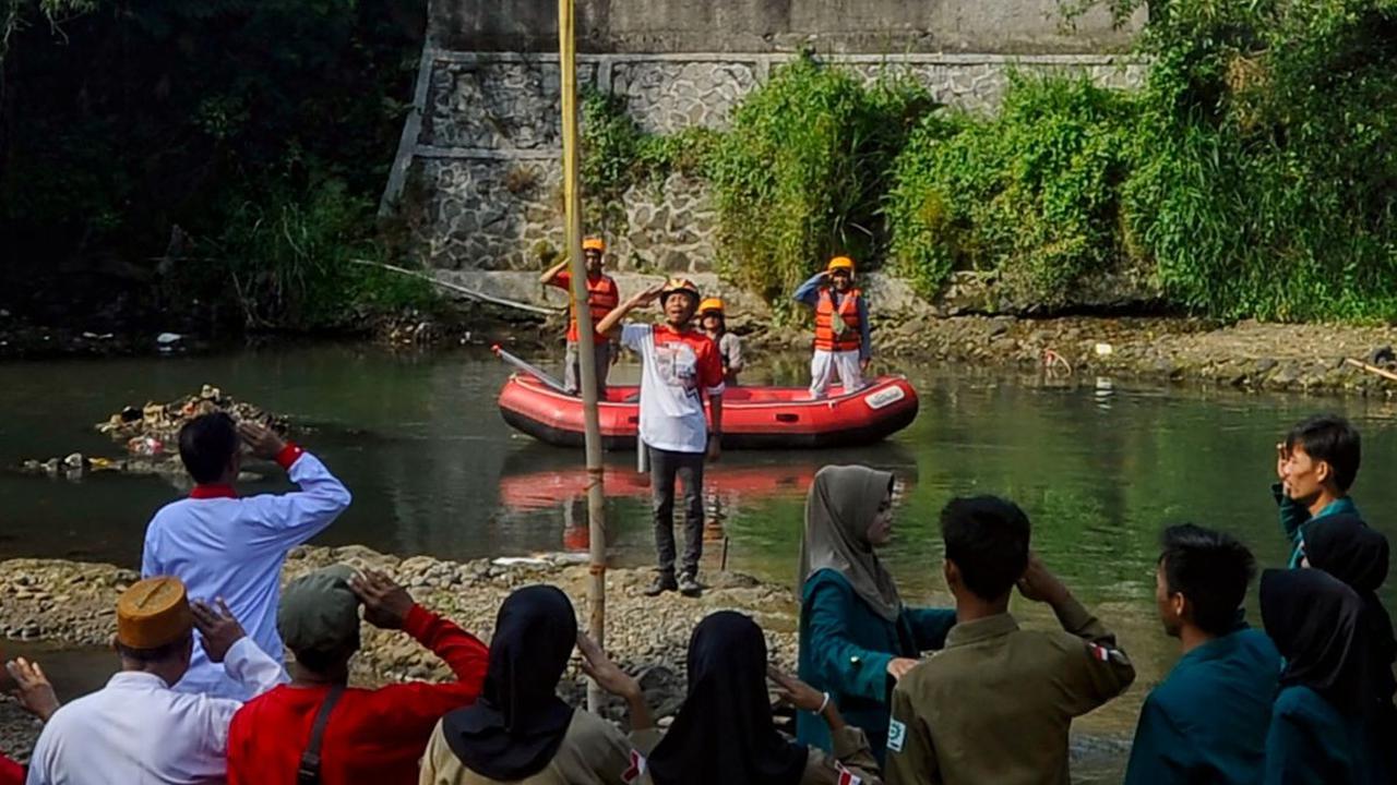 FOTO: Musim Kemarau, Warga Kedung Halang Gelar Upacara HUT ke-78 Kemerdekaan RI di Sungai Ciliwung yang Nyaris Kering