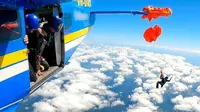 Penerjun Payung Australia Alami Detik-detik Mencekam Saat Parasut Tersangkut di Ekor Pesawat