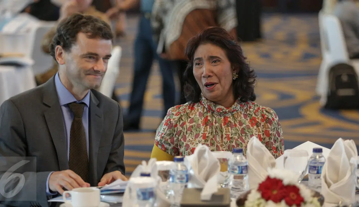 Menteri Kelautan dan Perikanan, Susi Pudjisatuti bersama Duta Besar Belgia untuk Indonesia Patrick Hermann menghadiri Konferensi lnternasional tentang Perlindungan HAM di lndustri Perikanan, di kantor KKP Jakarta, Senin(27/3). (Liputan6.com/Faizal Fanani)