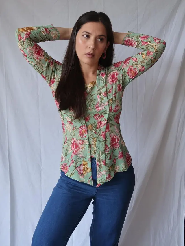 6 Gaya Canggih Hannah Al Rashid Padukan Kebaya dengan Celana Panjang, Inspirasi Tampil Kasual