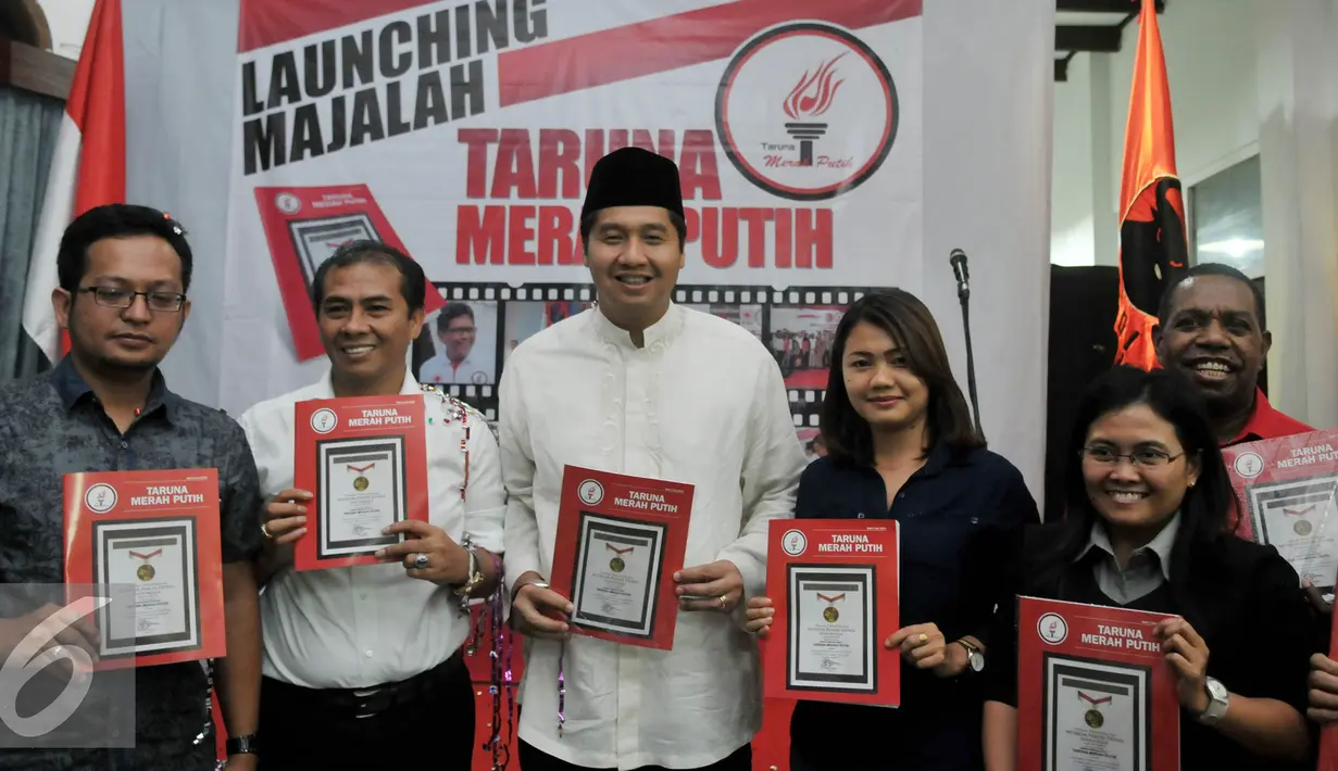 Ketua Umum DPP Taruna Merah Putih, Maruarar Sirait (tengah) memperlihatkan Majalah Taruna Merah Putih di Jakarta, Kamis (9/7/2015). Majalah organisasi kepemudaan sayap PDIP diharapkan menjadi media bertukar informasi. (Liputan6.com/Johan Tallo)