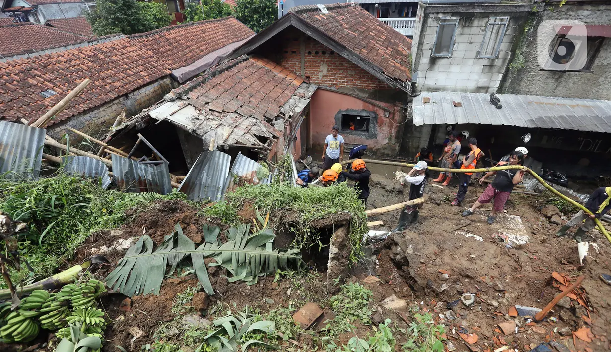 Petugas membersihkan material longsor pada areal pemancingan yang menyebabkan satu orang meninggal dunia di Gang Kepatihan, Kelurahan Kebon Kelapa, Kecamatan Bogor Tengah, Bogor, Jawa Barat, Rabu (12/10/2022). Longsor yang terjadi pada kemarin sore menyebabkan sembilan pemancing tertimbun tanah namun selamat dan seorang anggota kepolisian meninggal. (merdeka.com/Arie Basuki)