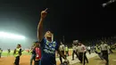 Kapten tim Persib Bandung, Firman Utina meluapkan emosi kemenangan bersama suporter Persib Bandung usai menumbangkan Persipura Jayapura dan menjadi kampiun ISL 2014 di Stadion Gelora Sriwijaya, Palembang, (7/11/2014). (Liputan6.com/Helmi Fithriansyah)