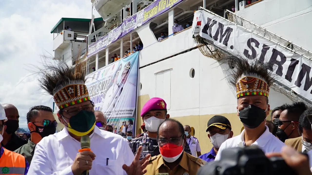 Menteri Koordinator Bidang Perekonomian Airlangga Hartarto ketika meninjau langsung KM Sirimau sebagai lokasi Isoter Terapung di Pelabuhan Sorong, Jumat (9/2/2021). (Dok ekon.go.id)