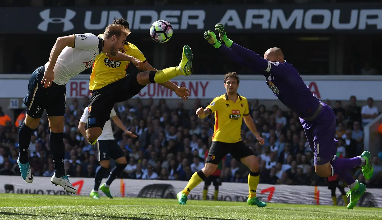 Aksi Harry Kane (kiri) berebut bola dengan kiper Watford, Heurelho Gomes pada lanjutan Premier League pekan ke-32 di  White Hart Lane, London, (8/4/2017). Tottenham menang 4-0. (AFP/Justin Tallis)