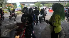 Pengendara sepeda motor mengantre di pintu Utama untuk memasuki Taman Impian Jaya Ancol, Jakarta, Kamis (31/12). Malam pergantian tahun nanti rencananya akan dimeriahkan pesta kembang api dan konser grupband Noah dan Wali. (Liputan6.com/Gempur M Surya)