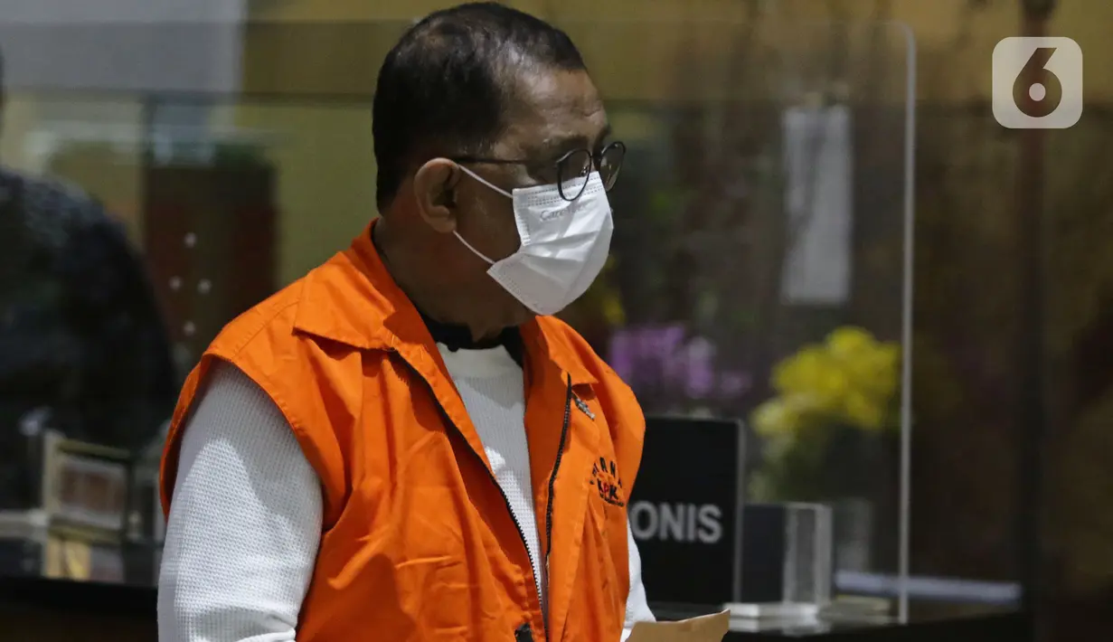 Wali Kota Ambon, Richard Louhenapessy bersiap mengikuti rilis penahanan di Gedung KPK, Jakarta, Jumat (13/5/2022). KPK menahan Richard sebagai tersangka dugaan suap pemberian persetujuan izin prinsip pembangunan cabang usaha retail di Kota Ambon tahun 2020. (Liputan6.com/Helmi Fithriansyah)