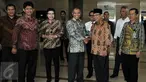 Ketua BPK Harry Azhar Azis (kedua kanan) berjabat tangan dengan Ketua KPK Agus Raharjo (ketiga kanan) saat melakukan pertemuan singkat antara KPK dan BPK di kantor BPK, Jakarta, Rabu (13/1). (Liputan6.com/Johan Tallo)