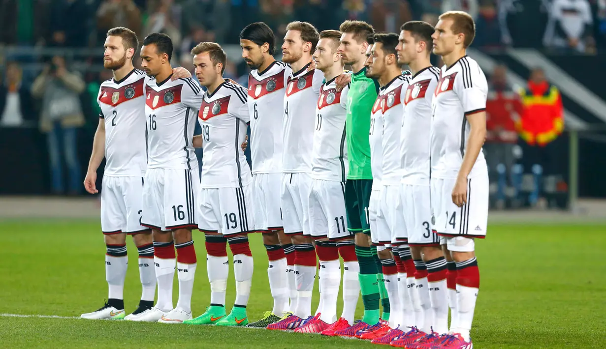 Pemain Jerman mengheningkan cipta untuk korban jatuhnya pesawat Germanwings di Pegunungan Alpen saat laga persahabatan di Stadion Fritz-Walter, Kamis (26/3/2015). Jerman bermain Imbang 2-2 atas Australia. (REUTERS/Ralph Orlowski)