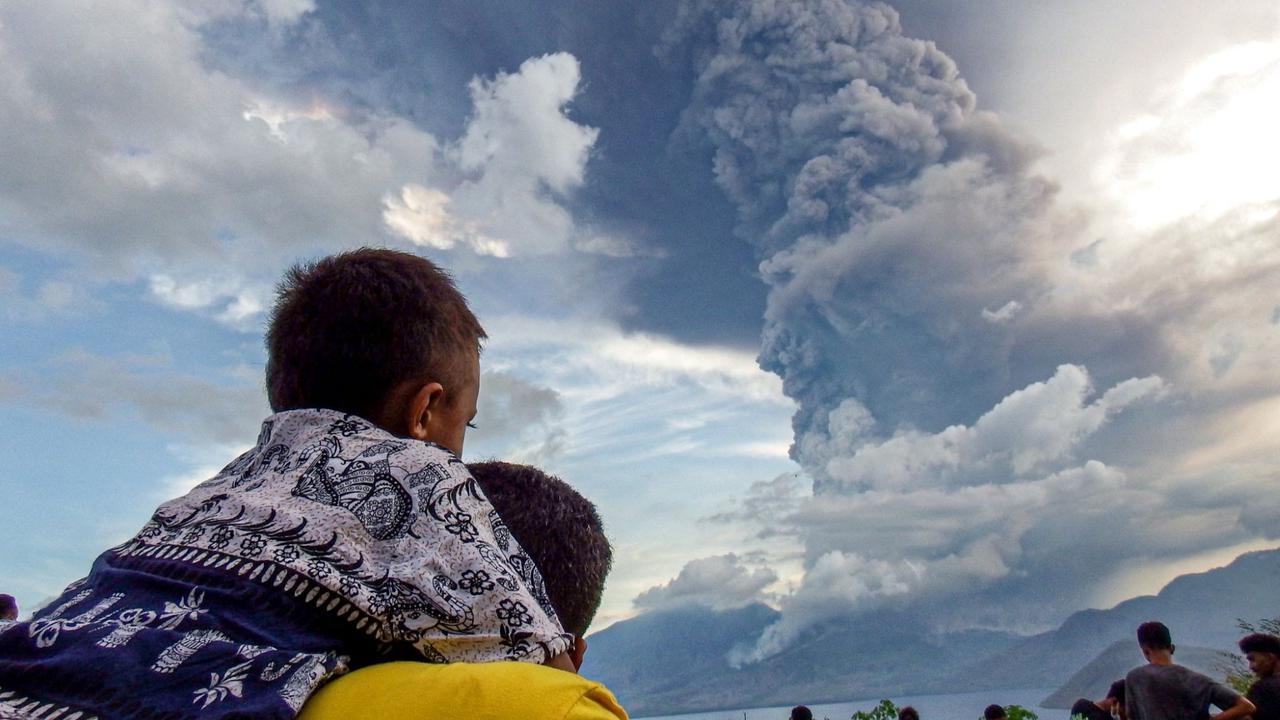 Gunung Lewotobi Laki-Laki meletus dahsyat