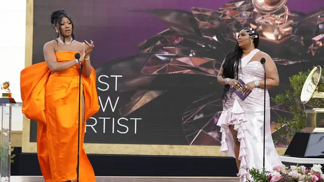 Megan Thee Stallion dan Lizzo di Grammy Awards 2021. (AP Photo/Chris Pizzello)