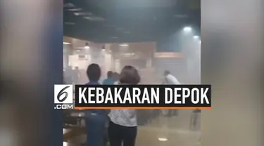 Kebakaran terjadi di area makan ITC Depok. Meski tidak besar kebakaran membuat karyawan dan pengunjung panik hingga dievakuasi keluar gedung. 5 mobil pemadam dikerahkan memadamkan api.