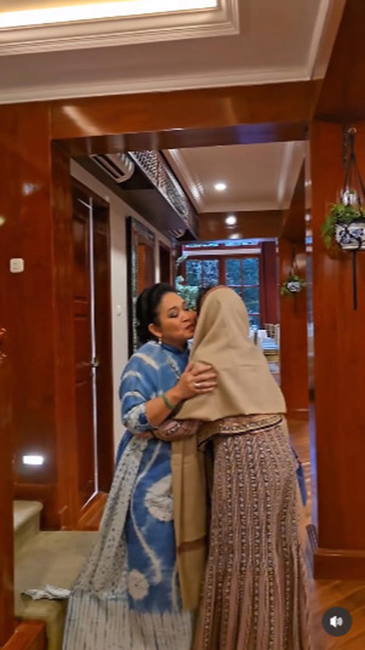 Momen Wamen Stella Kunjungi Kediaman Prabowo, Disambut Titiek Soeharto Pesonanya Cantik Banget