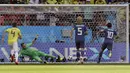 Pemain Jepang, Shinji Kagawa (kanan) mencetak gol lewati penalti ke gawang Kolombia pada laga grup H Piala Dunia 2018 Mordavia Arena, Saransk, Rusia, (19/6/2018). Jepang menang 2-1. (AP/Mark Baker)