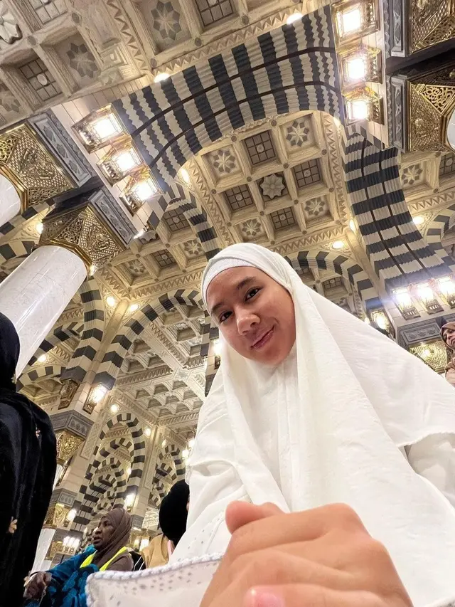 Shenina Cinnamon tampil anggun tanpa makeup saat umrah di Tanah Suci