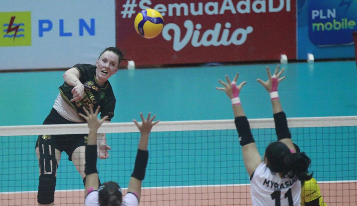 Pemain Gresik Petrokimia Pupuk Indonesia, Bogdana Anisova melepaskan spike yang berusaha diblok pemain Jakarta BIN, Myrasuci Indriani (kanan) dalam laga seri kedua putaran kedua Proliga 2023 di GOR Ken Arok, Malang, Kamis (9/2/2023) siang WIB. Gresik Petrokimia Pupuk Indonesia menang 3-2 (23-25, 25-21, 20-25, 25-17 dan 15-9). (Dok. Proliga 2023)