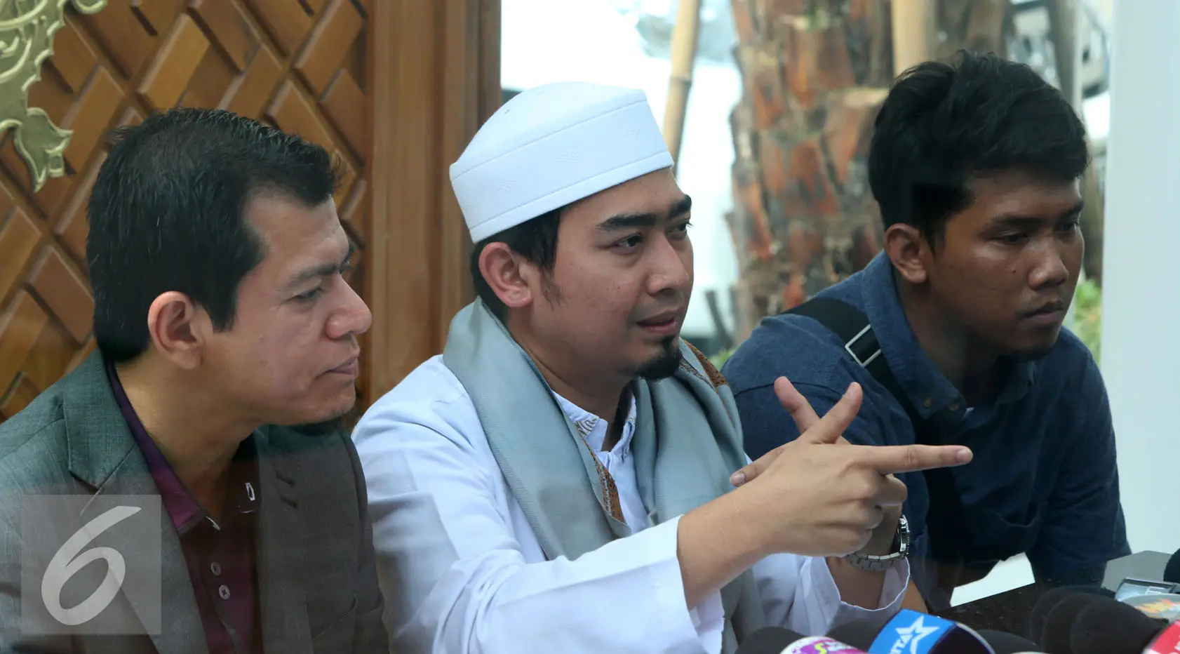 Ustaz Solmed menggelar konfrensi pers di kediamannya di kawasan Kebon Jeruk, Jakarta Barat, Rabu (11/5/2016). Konfrensi pers tersebut terkait dirinya hampir dikeroyok di kawasan Serang, Banten pada 6 Mei lalu. [Foto: Herman Zakharia/Liputan6.com]