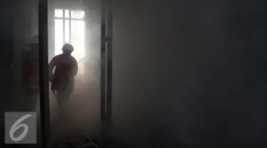 Petugas sedang memadamkan api yang membakar rumah yang dijadikan Sekretariat RT,  Kebayoran Baru, Jakarta Selatan, Rabu (26/08/15). Penyebab kebakaran belum diketahui tidak ada korban jiwa dalam kebakaran tersebut. (Liputan6.com/Gempur M Surya)