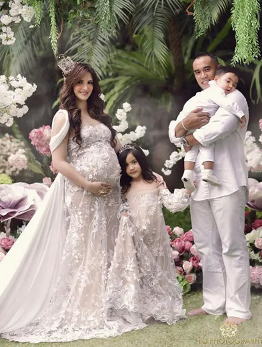 Rabu (10/5/2017), Nia Ramadhani melahirkan anak ke-3nya yang berjenis kelamin laki-laki tepat di pukul 08.23 WIB. Kabar bahagia tersebut dituangkan Nia dalam akun media sosialnya lewat unggahan sebuah foto. (Instagram/ramadhanibakrie)