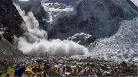 Video yang memperlihatkan longsoran salju yang menerjang para pendaki di Gunung Everest setelah Gempa Nepal.