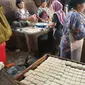 Beberapa pegawai pengrajin tahu di kawasan Suci Garut, Jawa Barat tetap berproduksi melayani konsumen pelanggan setia kalangan penjual bakso. (Liputan6.com/Jayadi Supriadin)