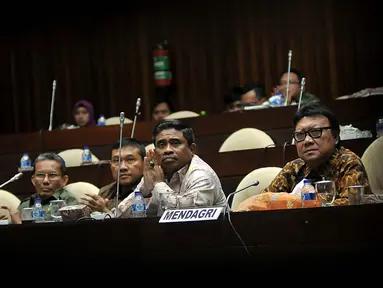 Menteri Dalam Negri Tjahjo Kumolo (kedua kiri) menjelaskan saat Rapat Dengar Pendapat (RDP) dengan Komisi II DPR RI, di Kompleks Parlemen, Jakarta, Senin (18/1). Rapat membahas Evaluasi Pilkada Serentak, Perubahan UU Politik. (Liputan6.com/Johan Tallo)