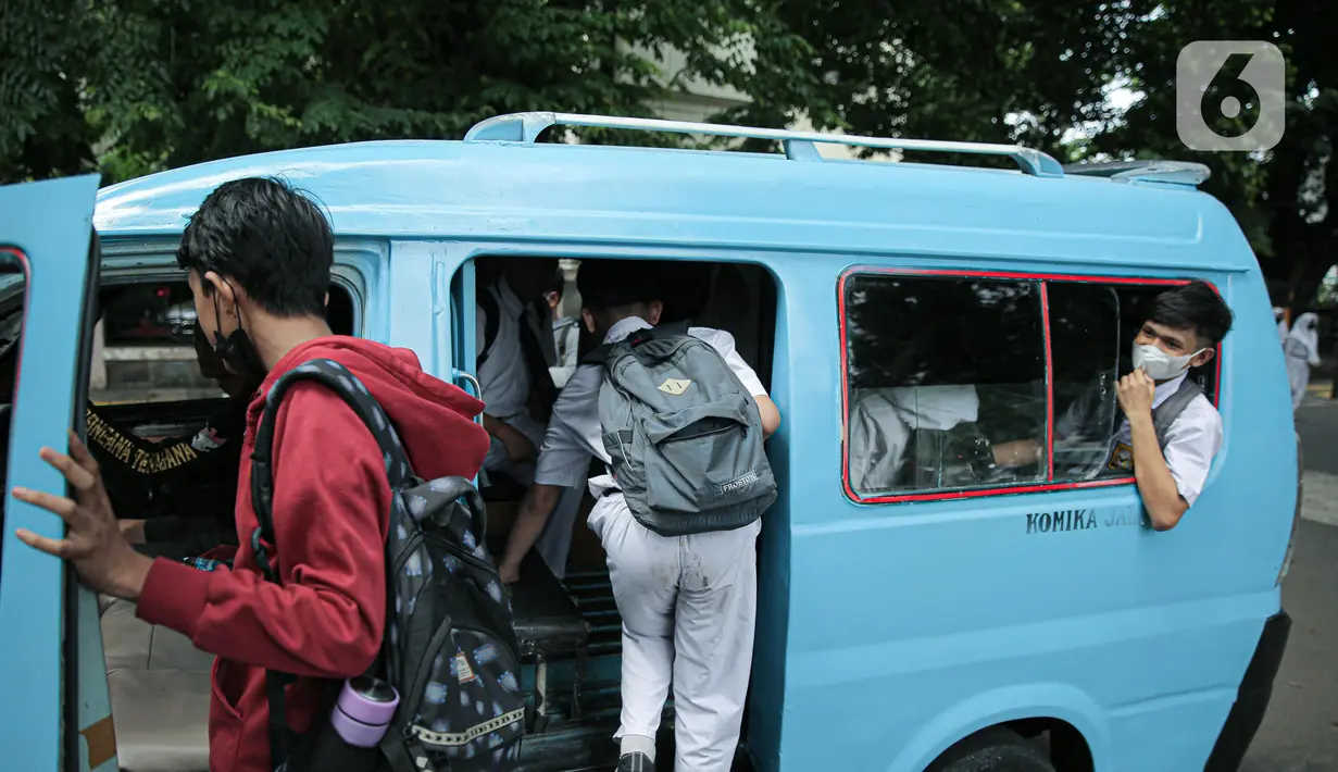 Pelajar menaiki angkutan kota di kawasan Tanah Abang, Jakarta, Senin (24/10/2022). Kepala Dinas Perhubungan DKI Jakarta Syafrin Liputo menyebut tarif angkutan kota (angkot) saat ini naik 20 persen, dari Rp 5 ribu menjadi Rp 6 ribu. tarif tersebut berlaku untuk seluruh angkot yang tak masuk dalam program JakLingko. (Liputan6.com/Faizal Fanani)