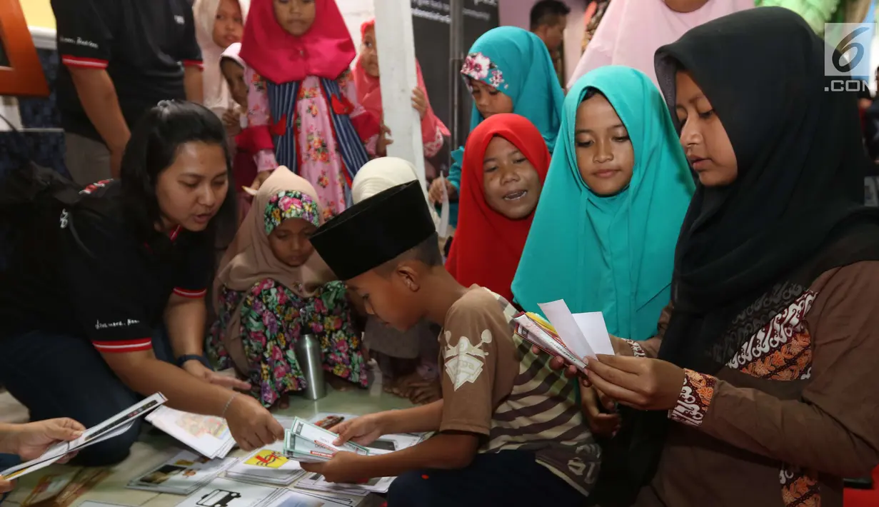 Anak-anak sedang belajar mengelola keuangan melalui Kedai DBS di yayasan Rumpun Anak Pesisir di Jakarta Utara, Selasa (17/7). Kegiatan ini rangkaian dari HUT DBS grup yang ke 50 dan Bank DBS Indonesia yang ke 29. (Liputan6.com/Angga Yuniar)