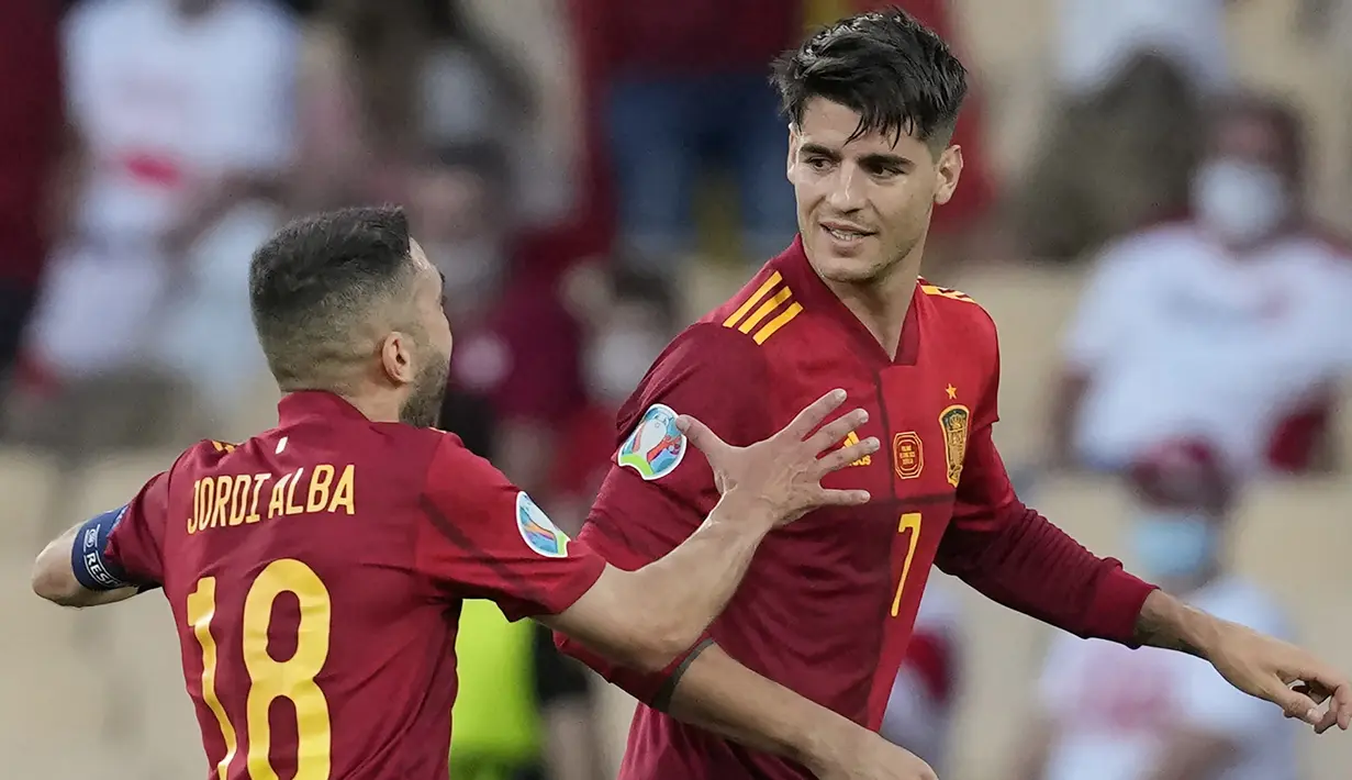 Spanyol berhasil memecah kebuntuan pada menit ke-25 usai mencetak gol melalui striker Alvaro Morata (kanan) yang menerima umpan dari Gerard Moreno. Spanyol unggul 1-0. (Foto: AP/Pool/Thanassis Stavrakis)
