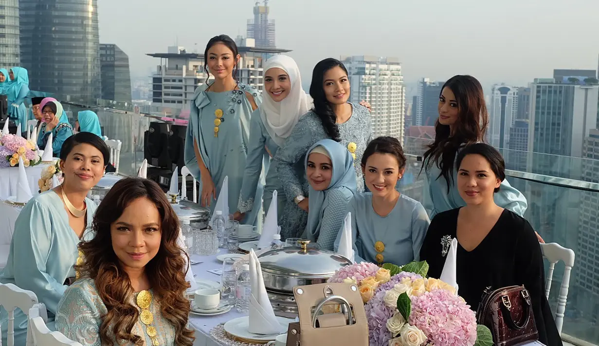 Sejumlah artis Indonesia saat menjadi bridesmaid di pernikahan Laudya Cynthia Bella. Para artis ini ikut mendampingi Laudya Cynthia Bella dalam pernikahannya yang digelar di hotel mewah di Kuala Lumpur tersebut.(instagram/titi_kamall)