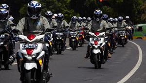 Pakai motor matic juga bisa lebih keren dan macho lho, ini buktinya!