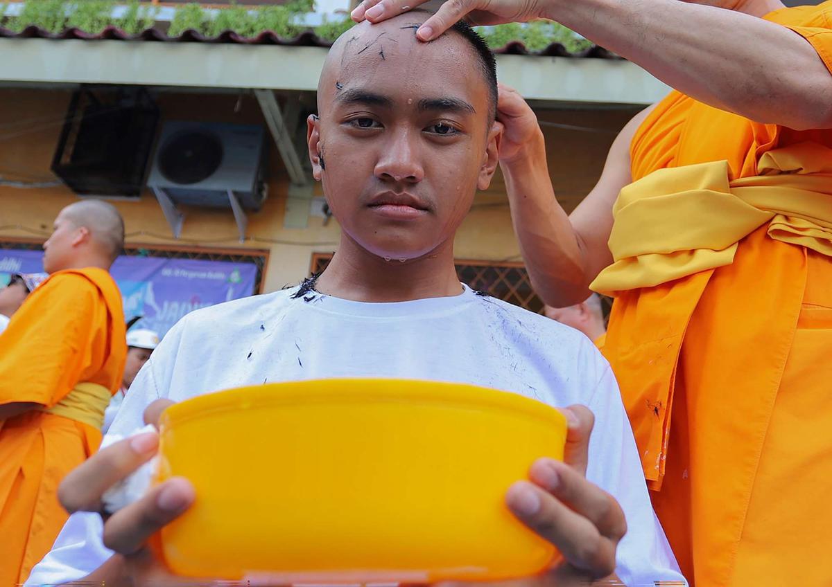 Calon Bikkhu cukur rambut jelang Pabbajja Samanera Sementara