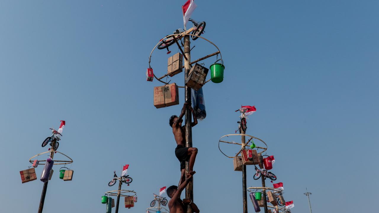 Panjat Pinang Meriahkan HUT ke-81 RI di Ancol