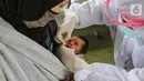 Bayi berusia 2 minggu diberikan imunisasi oleh bidan di Posko Imunisasi, Kelurahan Bakti Jaya, Tangerang Selatan, Senin (11/5/2020). Pada masa pandemi  Covid-19 pemberian vaksin atau imunisasi pada bayi sesuai jadwal. (Liputan6.com/Fery Pradolo)