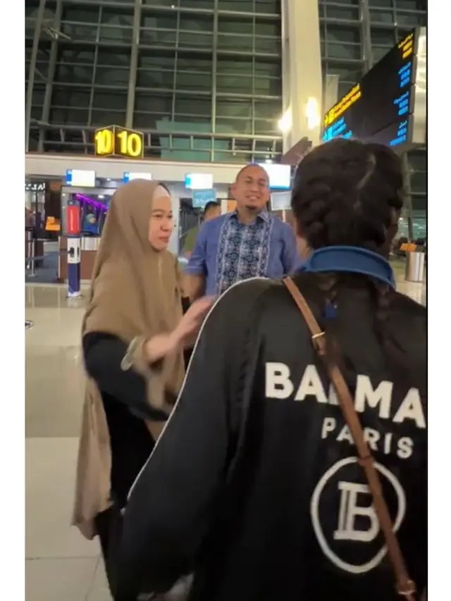 7 Momen Azizah Salsha Berangkat ke Jepang Susul Arhan, Diantar Ayah dan Sahabat