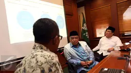 Ketua Umum PBNU Said Aqil Siradj mendengarkan penjelasan saat menghadiri Rilis Survei "Potret Keberagaman Muslim Indonesia" di Kantor PBNU, Jakarta, Senin (30/1). (Liputan6.com/Johan Tallo)