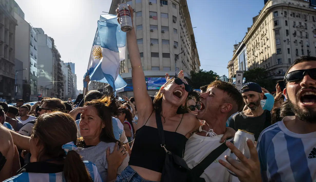 Suporter merayakan kemenangan timnas sepak bola Argentina atas Prancis pada pertandingan final Piala Dunia Qatar 2022 di Buenos Aires, Argentina, 18 Desember 2022. Argentina menang 4-2 dalam drama adu penalti setelah pertandingan berakhir imbang dengan skor 3-3. (AP Photo/Rodrigo Abd)