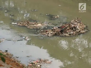  Warga duduk sambil memancing ikan di pinggir Kali Ciliwung di sekitar Jalan Sultan Agung, Jakarta, Selasa (22/8). Menyusutnya debit air Kali Ciliwung membuat penumpukan sampah di pinggir dan tengah kali. (Liputan6.com/Helmi Fithriansyah)