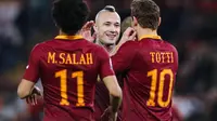 Radja Nainggolan menyumbang satu gol saat AS Roma menang 4-1 atas Torino dalam lanjutan Liga Italia di Stadion Olimpico, Senin (20/2/2017) dinihari WIB. (Angelo Carconi/ANSA via AP)