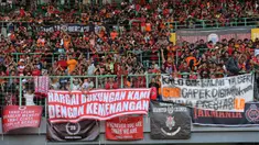 Suporter Persija Jakarta memasang spanduk protes saat pertandingan melawan Perseru Badak Lampung pada laga Liga 1 2019 di Stadion Patriot, Bekasi, Minggu (1/9). Persija takluk 0-1 dari Badak Lampung. (Bola.com/M Iqbal Ichsan)
