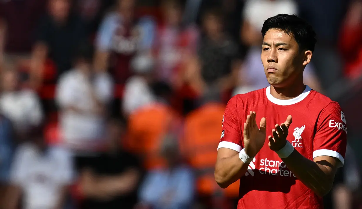 Wataru Endo yang berpotensi dijual Liverpool. Kabarnya Marseille sudah menyodorkan 11,8 juta pounds untuk membeli Endo, namun Liverpool masih menolak tawaran tersebut. Kalau pada akhirnya Endo dijual, Liverpool tentu saja harus mendatangkan penggantinya. Lalu, siapa saja yang bisa dibidik The Reds. (Paul ELLIS / AFP)