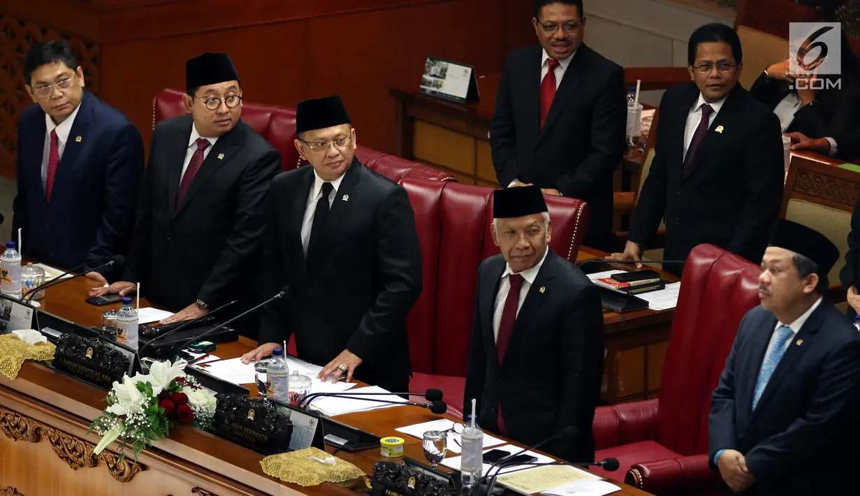 Ketua DPR Bambang Soesatyo (tengah) serta Wakil Ketua DPR Utut Adiyanto (kiri), Fadli Zon (kedua kiri), Fahri Hamzah (kanan), dan Agus Hermanto (kedua kanan) memimpin rapat paripurna terakhir untuk masa kepemimpinan periode 2014-2019 di Jakarta, Senin (30/9/2019). (Liputan6.com/JohanTallo)