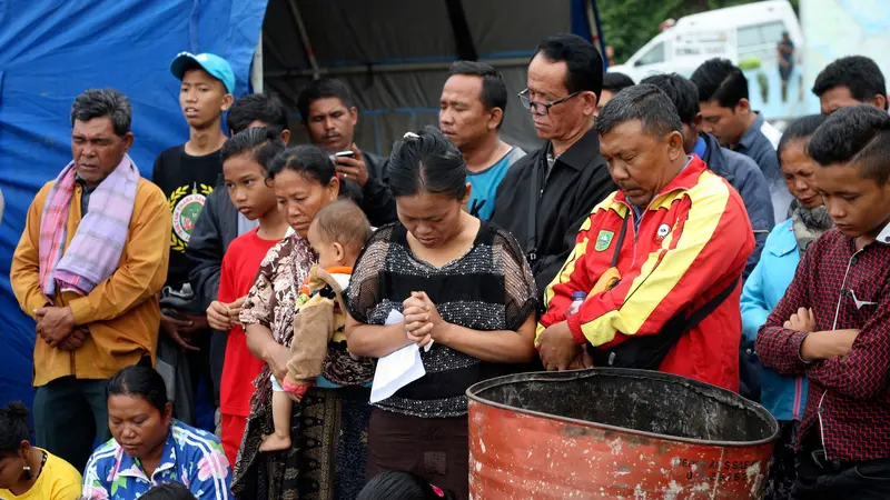 Doa Keluarga Korban Kapal Tenggelam di Danau Toba