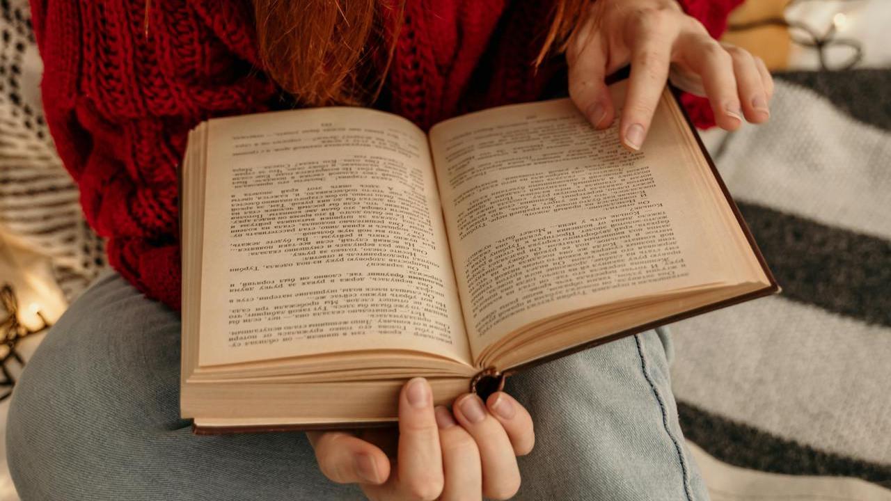 Ilustrasi Membaca Buku