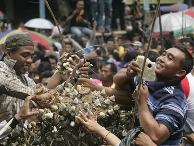 Warga memadati halaman Masjid Agung Keraton Kasunanan Surakarta untuk memperebutkan gunungan sekaten, Solo, Jawa Tengah, Kamis (24/12). Ribuan warga saling berebut enam buah gunungan untuk memperingati hari lahir Nabi Muhammad SAW (Boy Harjanto)