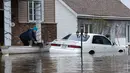 Status darurat dilaporkan ditetapkan di Kota Montreal, Kanada, akibat banjir parah yang dipicu hujan deras serta salju yang mencair, Kanada, Selasa (9/5). (AP Photo)