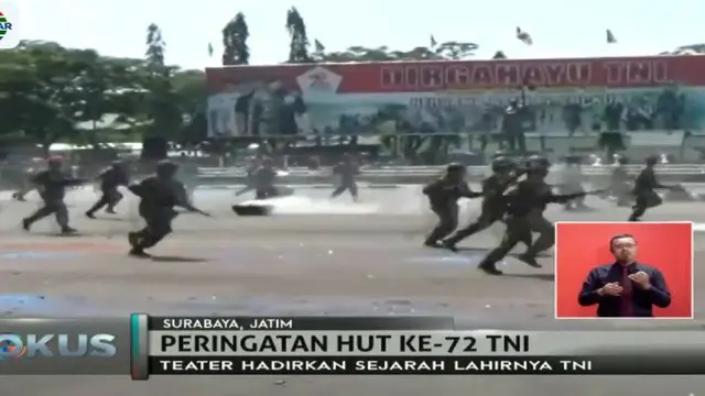 Korem 071 Wijayakusuma Purwokerto adu cepat lari bersama warga sekitar sambil menggendong rekannya lewati lintasan di HUT TNI.